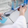 Perie de Vase cu Mâner Lung și Tehnologie Oprire Bacterii - 27 cm, Antimicrobian, Albastru Gri